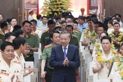 Tổng Bí thư Tô Lâm với các điển hình tiên tiến trong Công an nhân dân và lực lượng bảo vệ an ninh trật tự. (Ảnh: Thống Nhất/TTXVN)