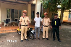 Đội cảnh sát giao thông số 3 phát hiện, xử lý đối tượng Điểu Hòa khi điều khiển xe có sử dụng ma túy. (Ảnh: Đậu Tất Thành/TTXVN)