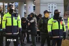 Cảnh sát gác bên ngoài Tòa án quận trung tâm Seoul, nơi diễn ra phiên luận tội Tổng thống Hàn Quốc Yoon Suk Yeol, ngày 20/2/2025. *Ảnh: Yonhap/TTXVN)