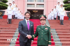Đại tướng, Bộ trưởng Quốc phòng Phan Văn Giang và Phó Thủ tướng, Bộ trưởng Quốc phòng Slovakia Roberta Kalinaka trước khi hội đàm. (Ảnh: Trọng Đức/TTXVN)