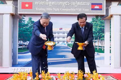 Tổng Bí thư Tô Lâm, Chủ tịch Đảng Nhân dân Campuchia, Chủ tịch Thượng viện Campuchia Samdech Techo Hun Sen thực hiện nghi thức động thổ Trường Hữu nghị Campuchia-Việt Nam. (Ảnh: Thống Nhất/TTXVN)