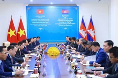 Thủ tướng Phạm Minh Chính gặp Thủ tướng Campuchia Hun Manet. (Ảnh: Dương Giang/TTXVN)