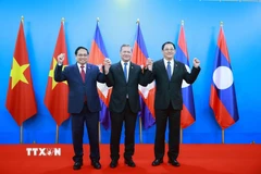 Thủ tướng Phạm Minh Chính và Thủ tướng Vương quốc Campuchia Hun Manet cùng Thủ tướng Lào Sonexay Siphandone tại cuộc gặp Thủ tướng ba nước. (Ảnh: Dương Giang/TTXVN)