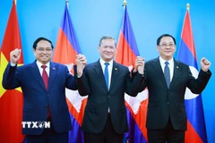 Thủ tướng Phạm Minh Chính và Thủ tướng Vương quốc Campuchia Hun Manet cùng Thủ tướng Lào Sonexay Siphandone tại cuộc gặp Thủ tướng ba nước. (Ảnh: Dương Giang/TTXVN)