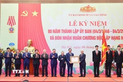 Phó Chủ tịch Thường trực Quốc hội Đỗ Văn Chiến trao Huân chương Độc lập hạng Nhì cho Uỷ ban Kinh tế và Tài chính của Quốc hội. (Ảnh: Minh Đức/TTXVN)