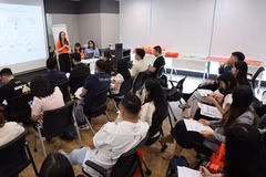 Các nhà bán thể hiện sự quan tâm đến chương trình xuất khẩu trực tuyến của Shopee, dành thời gian ghi chú nội dung xuyên suốt buổi chia sẻ.