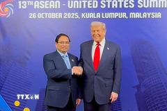 Thủ tướng Phạm Minh Chính gặp Tổng thống Hoa Kỳ Donald Trump tại Hội nghị Cấp cao ASEAN-Hoa Kỳ lần thứ 13. (Ảnh: TTXVN phát)