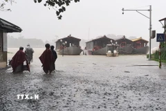 Lũ lên trên báo động 2 gây ngập ven bờ Nam sông Hương, thành phố Huế. (Ảnh: Nguyên Lý/TTXVN)