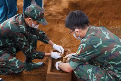 Từng công đoạn khai quật đều được thực hiện hết sức cẩn trọng, tỉ mỉ, bảo đảm giữ gìn nguyên trạng các di vật, mẫu vật và thông tin liên quan phục vụ công tác xác minh. (Ảnh: TTXVN phát)