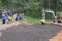 Người dân thôn Sơn Phú, xã Thọ Sơn góp tiền để đổ đá dăm, thêu máy xúc san gạt mặt bằng. (Ảnh: Đậu Tất Thành/TTXVN.)