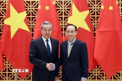 Bộ trưởng Bộ Ngoại giao Lê Hoài Trung đón Bộ trưởng Bộ Ngoại giao Trung Quốc Vương Nghị. (Ảnh: An Đăng/TTXVN)