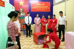 Các thành viên Tổ bầu cử số 27, phường Tam Thắng, Thành phố Hồ Chí Minh tiến hành kiểm phiếu. (Ảnh: Thanh Vũ/TTXVN)
