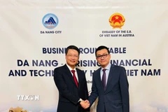 Đại sứ Vũ Lê Thái Hoàng (phải) và ông Ngô Xuân Thắng, Phó Bí thư Thành ủy Đà Nẵng. (Ảnh TTXVN phát)