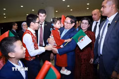 Thủ tướng Phạm Minh Chính và Phu nhân với thiếu nhi Việt Nam đang sinh sống tại Algeria. (Ảnh: Dương Giang/TTXVN) 