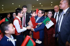 Thủ tướng Phạm Minh Chính và Phu nhân với thiếu nhi Việt Nam đang sinh sống tại Algeria. (Ảnh: Dương Giang/TTXVN) 