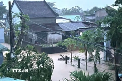 Một khu dân cư tại xã Đồng Xuân bị ngập do mưa lớn và nước sông dâng cao. (Ảnh: TTXVN phát)