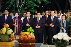 Thủ tướng Phạm Minh Chính và đại biểu thắp nến tri ân các Anh hùng liệt sỹ tại Nghĩa trang Hàng Dương. (Ảnh: Dương Giang/TTXVN)