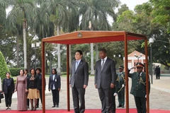 Chủ tịch nước Lương Cường và Tổng thống Angola João Manuel Gonçalves Lourenço trên bục danh dự tại lễ tiễn. (Ảnh: Lâm Khánh/TTXVN)