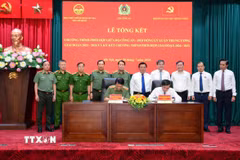 Bộ Công an và Hội đồng Lý luận Trung ương ký kết Chương trình phối hợp giai đoạn 2026-2031. (Ảnh: Văn Điệp/TTXVN)