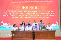 Đại diện lãnh đạo các đơn vị tham gia ký kết Quy chế phối hợp liên ngành. (Ảnh: Kim Anh/TTXVN)