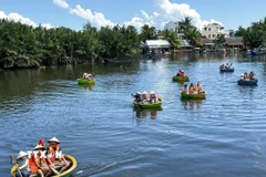 Khách du lịch quốc tế trải nghiệm đi thuyền thúng tại làng du lịch Cẩm Thanh, phường Hội An Đông, thành phố Đà Nẵng. (Ảnh: Trần Lê Lâm/TTXVN)