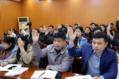 Biểu quyết thông qua danh sách 85 người đủ tiêu chuẩn ứng cử đại biểu Hội đồng Nhân dân tỉnh Lạng Sơn khóa XVIII, nhiệm kỳ 2026-2031. (Ảnh: Văn Đạt/TTXVN)