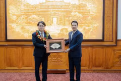 Phó Chủ tịch UBND thành phố Huế Trần Hữu Thùy Giang, trao tặng Danh hiệu “Công dân Danh dự thành phố Huế" cho ông Kang Bong Jun. (Ảnh: Nguyên Lý/TTXVN)