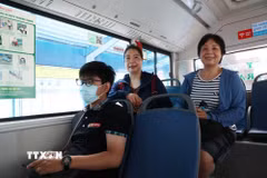 Bà Nguyễn Quỳnh Anh (bên phải) cùng với bạn từ Hà Nội vào Thành phố Hồ Chí Minh trải nghiệm xe buýt miễn phí vé trên tuyến số 88. (Ảnh: Hồng Đạt/TTXVN)