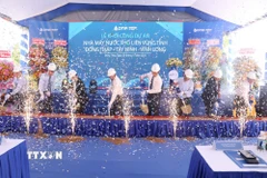 Các đại biểu thực hiện nghi thức khởi công dự án. (Ảnh: Công Trí/TTXVN)