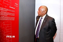 Tổng thống Cộng hòa Nam Phi Matamela Cyril Ramaphosa tham quan khu trưng bày khảo cổ dưới lòng đất Nhà Quốc hội. (Ảnh: Doãn Tấn/TTXVN)