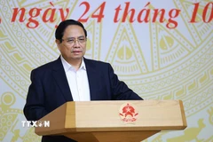 Thủ tướng Phạm Minh Chính làm việc về các giải pháp “phát triển đột phá nhà ở xã hội”. (Ảnh: Dương Giang/TTXVN)