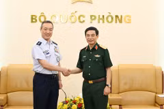 Phó Thủ tướng, Bộ trưởng Bộ Quốc phòng Phan Văn Giang tiếp Tham mưu trưởng Liên quân Nhật Bản. (Ảnh: VGP)