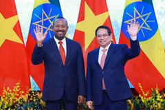 Thủ tướng Phạm Minh Chính và Thủ tướng Ethiopia Abiy Ahmed Ali chụp ảnh chung. (Ảnh: Dương Giang/TTXVN)