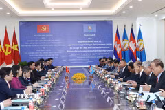 Thường trực Ban Bí thư Trần Cẩm Tú hội đàm với Phó Chủ tịch, Trưởng Ban Thường trực Ban Thường vụ CPP Say Chhum. (Ảnh: Phương Hoa/TTXVN)