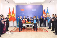 hường trực Ban Bí thư Trần Cẩm Tú và Phó Chủ tịch, Trưởng Ban Thường trực Ban Thường vụ CPP Say Chhum chứng kiến Lễ trao Bản ghi nhớ hợp tác giữa UBND tỉnh Gia Lai và Uỷ ban chính quyền tỉnh Preah Vihear. (Ảnh: Phương Hoa/TTXVN)