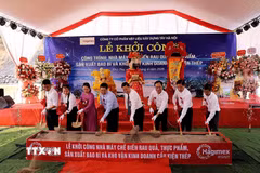 Các đại biểu động thổ khởi công xây dựng nhà máy. (Ảnh: Thanh Hải/TTXVN)