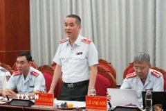 Cục trưởng Cục Thanh tra, giải quyết khiếu nại, tố cáo lĩnh vực nông nghiệp và môi trường (Cục VIII) Lê Vũ Tuấn Anh phổ biến các nội dung trong đợt thanh tra với lãnh đạo tỉnh Cà Mau. (Ảnh: Huỳnh Anh/TTXVN)