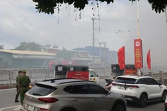 Khói đen dày đặc kèm theo mùi khét bốc ra từ khu vực gần chân cầu Vĩnh Tuy và Cảng Hà Nội. (Ảnh: Vũ Quang/TTXVN)