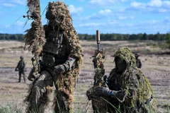 Binh sỹ thuộc Lữ đoàn Podkarpackie số 3 của Ba Lan tham gia cuộc tập trận ở Nowa Deba, ngày 18/9/2025. (Ảnh: PAP/TTXVN)