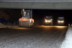 Thi công mặt đường cao tốc cửa khẩu Hữu Nghị - Chi Lăng, đoạn qua địa bàn phường Đông Kinh, tỉnh Lạng Sơn đêm 5/5/2026. (Ảnh: Văn Đạt/TTXVN)