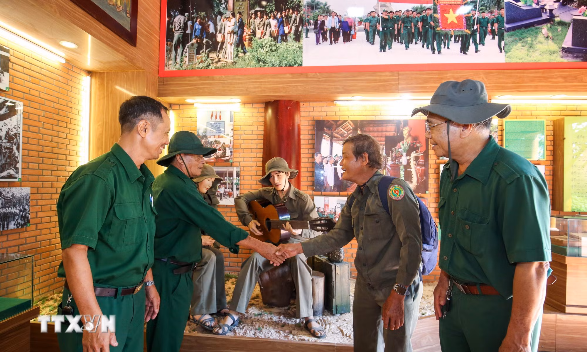 ttxvn-thang-bay-ngay-tro-ve-cua-nhung-nguoi-mo-duong-noi-tuyen-lua-2307-4.jpg