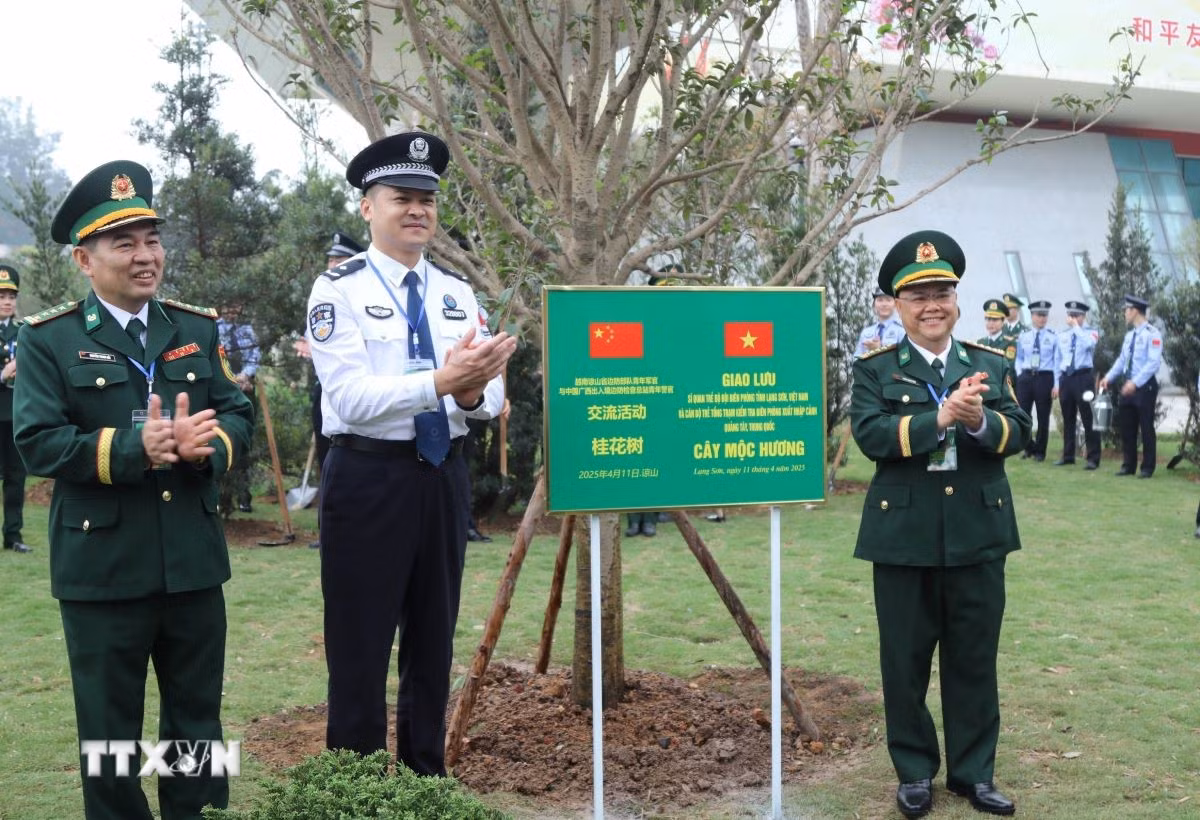 ttxvn-giao-luu-si-quan-can-bo-bien-phong-tre-tinh-lang-son-viet-nam-va-quang-tay-trung-quoc-1104-1.jpg