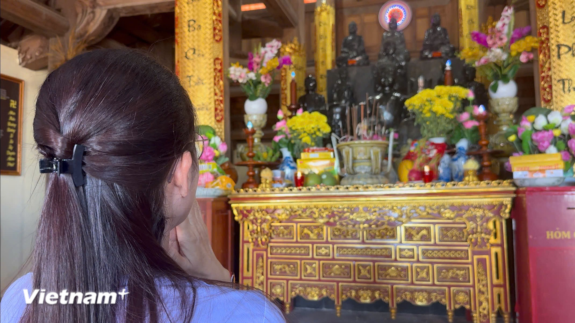 លោកស្រី Pham Thi Nhung ជនបរទេសម៉ាឡេស៊ី មកទស្សនាវត្ត ពេលទៅលេងប្រជុំកោះ Truong Sa។ (រូបថត៖ Huy Khanh/Vietnam+) vnp-chua-tren-dao-27-4.jpg