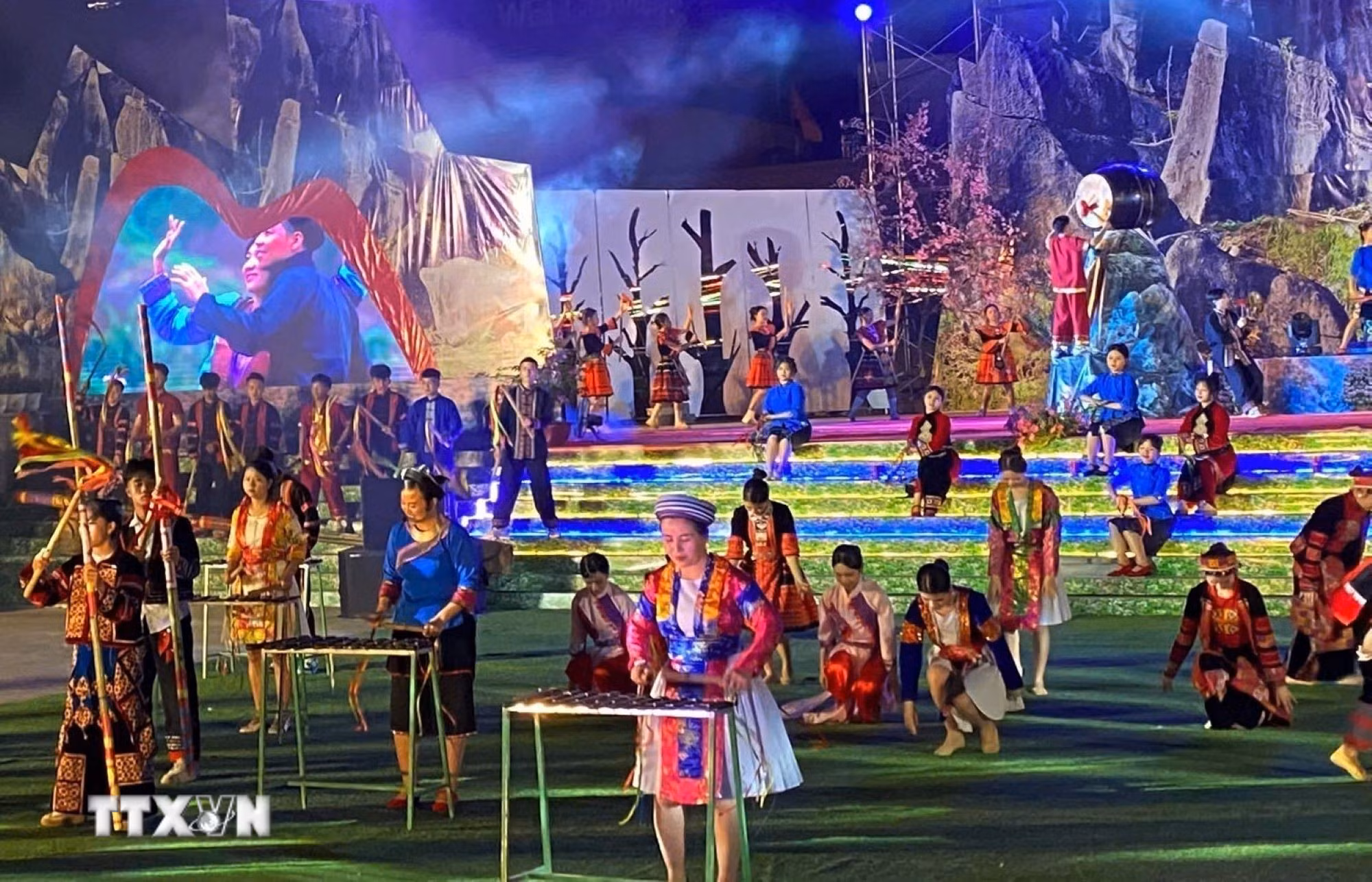 ttxvn-cho-phong-luu-khau-vai-20.jpg