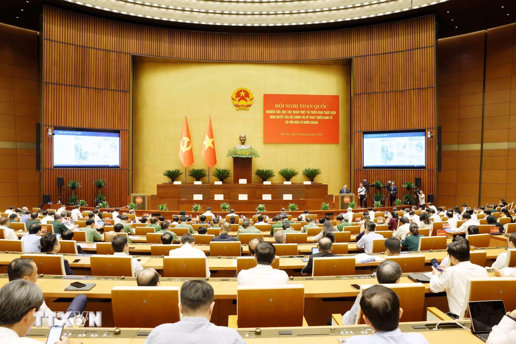 ttxvn-hoi-nghi-toan-quoc-nghien-cuu-hoc-tap-quan-triet-va-trien-khai-thuc-hien-nghi-quyet-cua-bo-chinh-tri-ve-phat-trien-kinh-te-co-von-dau-tu-nuoc-ngoai-30-7.jpg