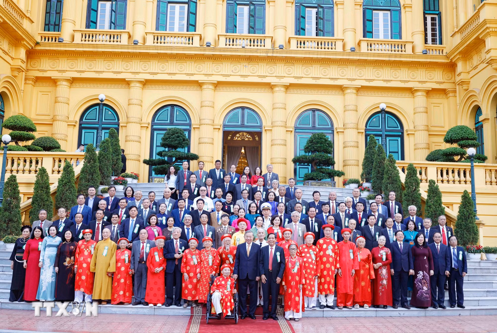 ttxvn-tong-bi-thu-chu-tich-nuoc-to-lam-gap-mat-nguoi-cao-tuoi-06-1.jpg