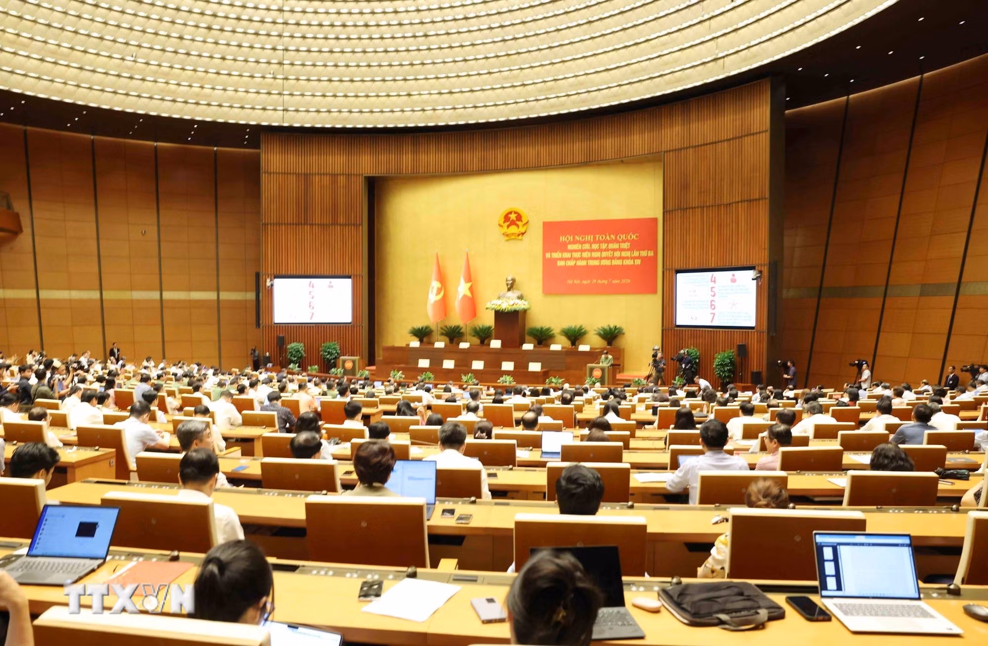 ttxvn-hoi-nghi-toan-quoc-quan-triet-trien-khai-thuc-hien-nghi-quyet-trung-uong-iii-khoa-xiv-29-13.jpg