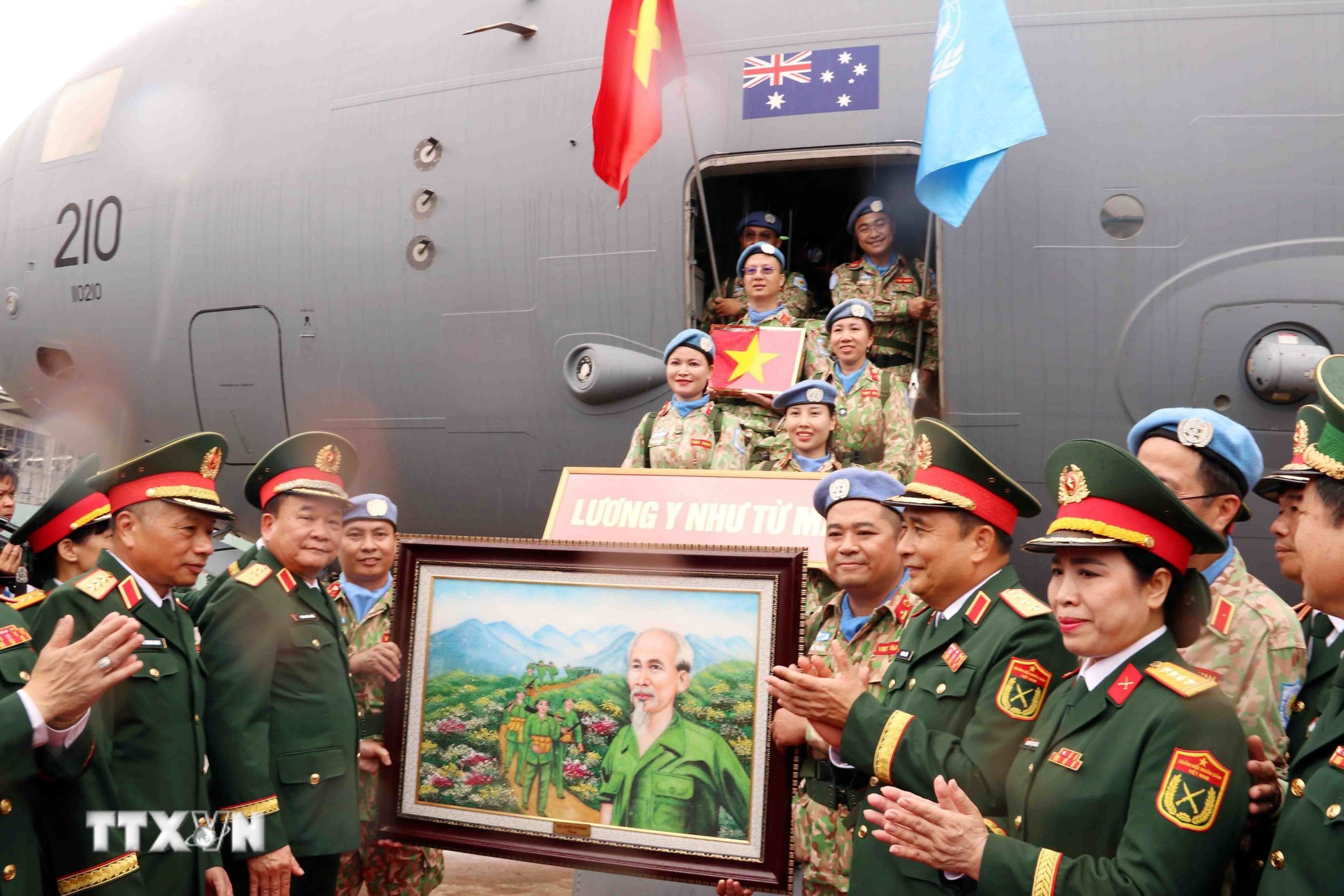 ពិធីបញ្ជូនទ័ពទៅបំពេញបេសកកម្មរក្សាសន្តិភាពរបស់អង្គការសហប្រជាជាតិ។ (រូបថត៖ Xuan Khu/VNA) ttxvn-bo-doi-cu-ho-2309-4.jpg