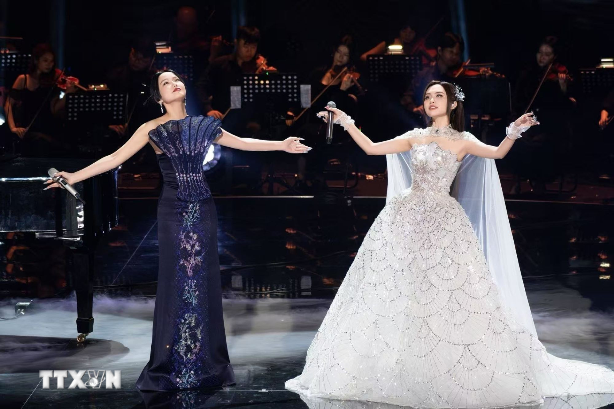 歌手フォン・ミー・チーと歌手ホアン・リン(中国)が、Sing!の最終夜に「Lac troi」をデュエットした。(アジア。写真:VNA) ttxvn-phuong-my-chi-va-hanh-trinh-dua-am-nhac-viet-toa-sang-tai-chung-ket-sing-asia-2707-2.jpg