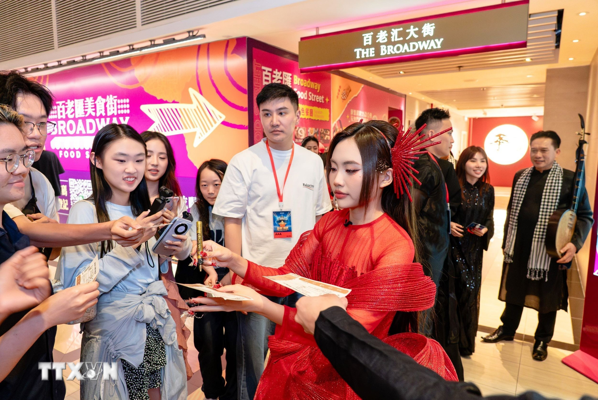 歌手フォン・ミー・チーが「Sing!」最終日の公演後、観客と交流する。(アジア。写真:VNA) ttxvn-phuong-my-chi-va-hanh-trinh-dua-am-nhac-viet-toa-sang-tai-chung-ket-sing-asia-2707-5.jpg